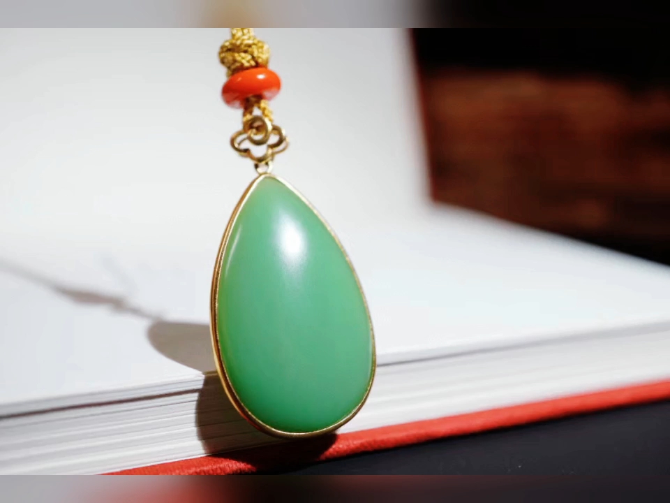 和田玉粉绿吊坠