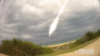 Télécharger la video: 目睹陨石在眼前坠落，天空都炸了（在暴风雨天里，当我们在测像机时，一颗陨石正好击中我面前的海湾。声音很大只持续了一两秒。太可怕了，我都说不出话来希望没有船被击中