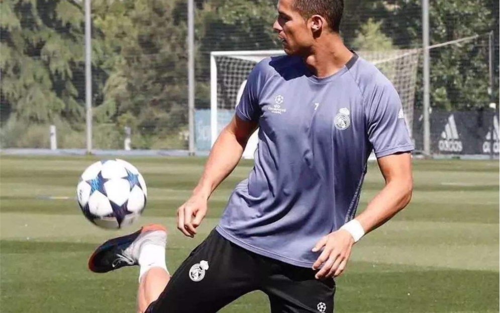 挑战c罗的五个花式颠球会一种你就超神了