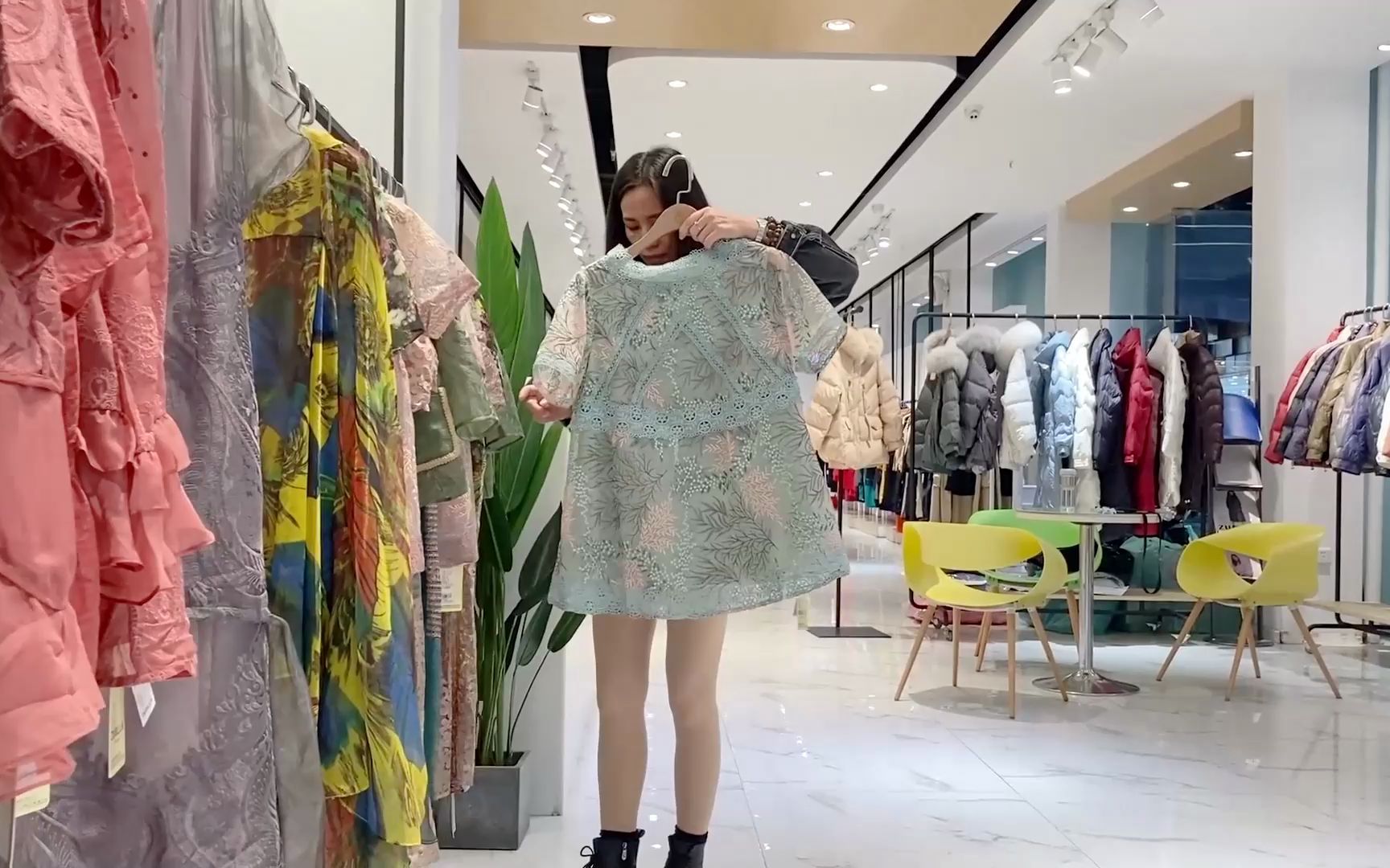 2021年档口尖货品牌女装卓拉服装陈列挂板新款展示