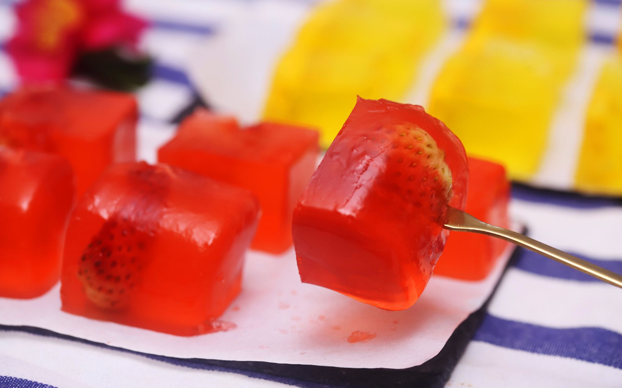 【嘟嘟熊吃货日记】集少女心与q弹香甜于一身的草莓冻!