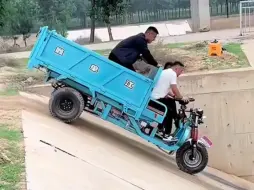 老哥骑三轮车，结局亮了