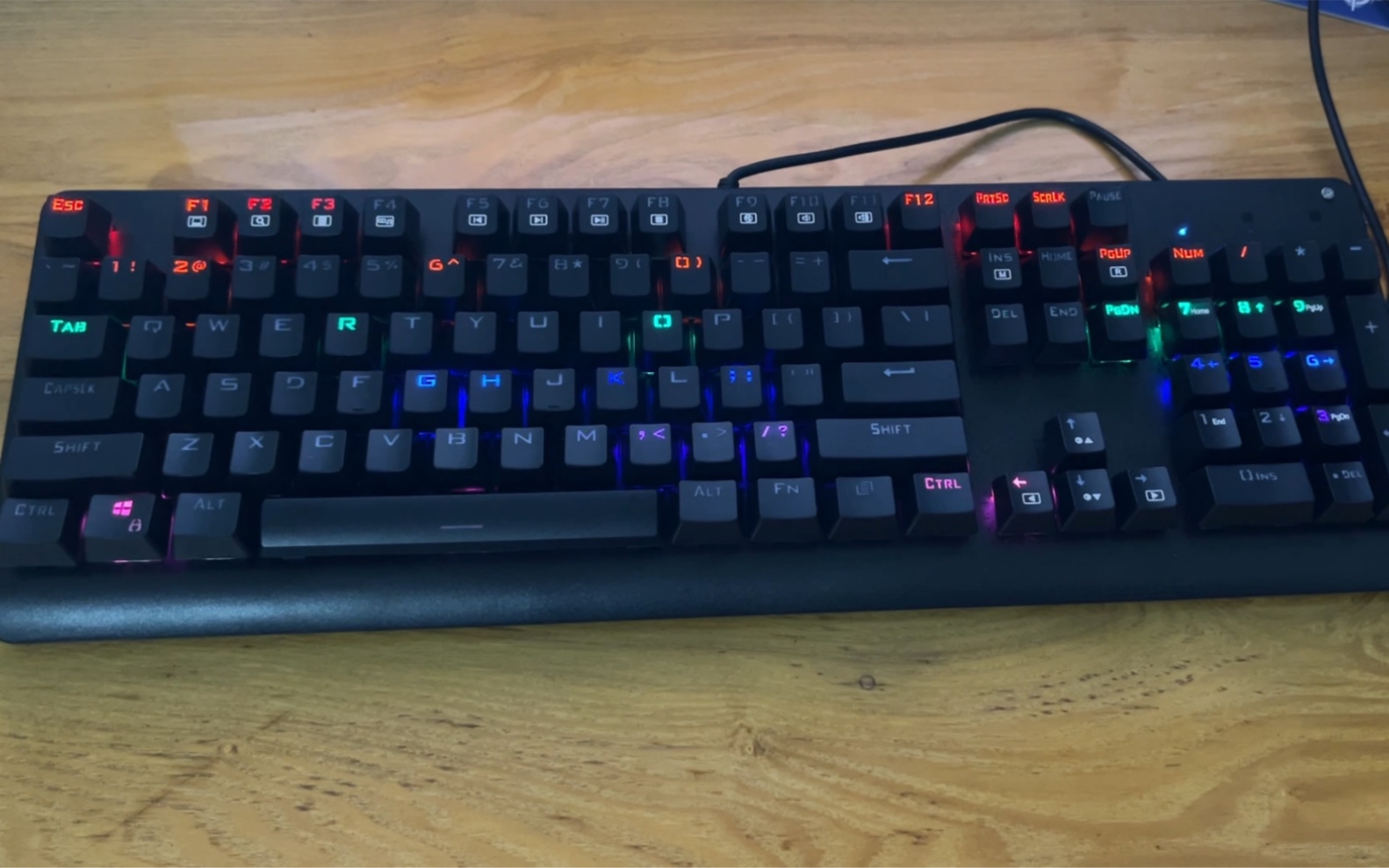 活动  50元机械键盘热插拔高特防尘青轴灵蛇k807开箱