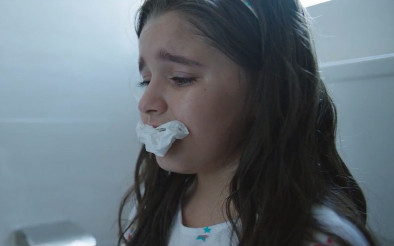 女孩总是会躲进厕所用纸巾堵住嘴巴只因她有严重的身体缺陷