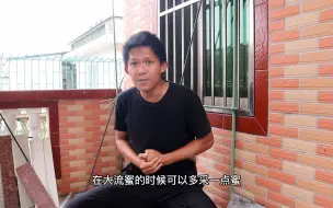 Download Video: 养蜂人在连续下雨天需要给蜂群喂花粉和蜂蜜吗？不喂蜜蜂会饿死吗？养蜂小伙告诉你