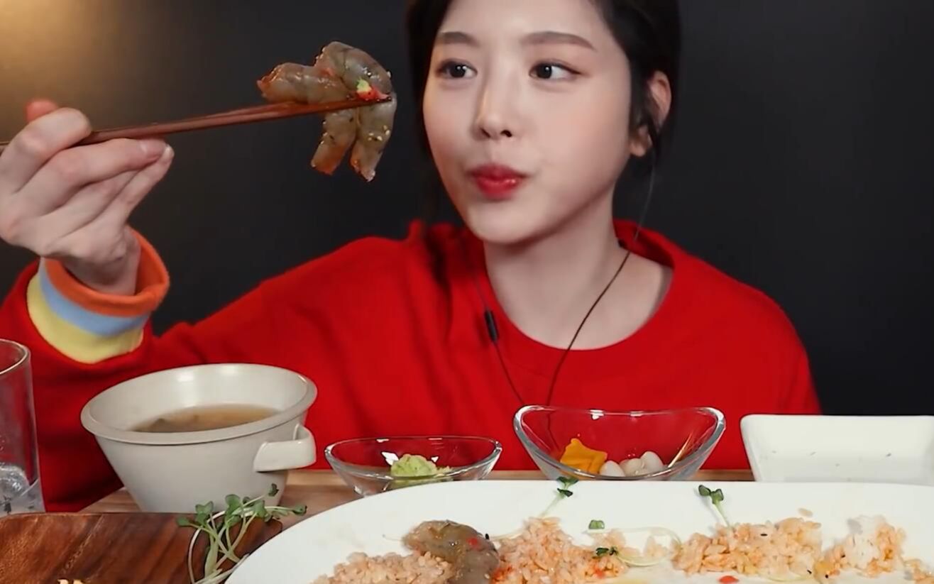 大口吃播boki今天吃海鲜拼盘把虾酱三文鱼酱鲍鱼酱和海螺酱堆在一起吃