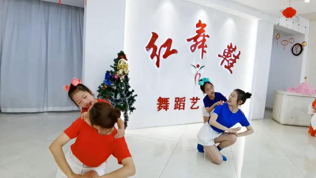 幼儿暖心亲子舞《小风筝》动作简单,音乐感人好听.队形有变化,超级温柔,排练起来也不难,各种活动都适合幼儿的一款亲子舞,超喜欢哔哩哔哩bilibili