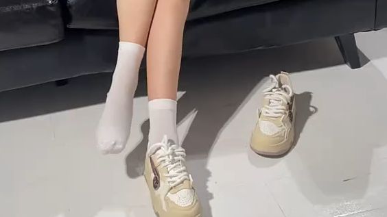 妹子说自己的袜子穿了很多很多天(脏白袜!