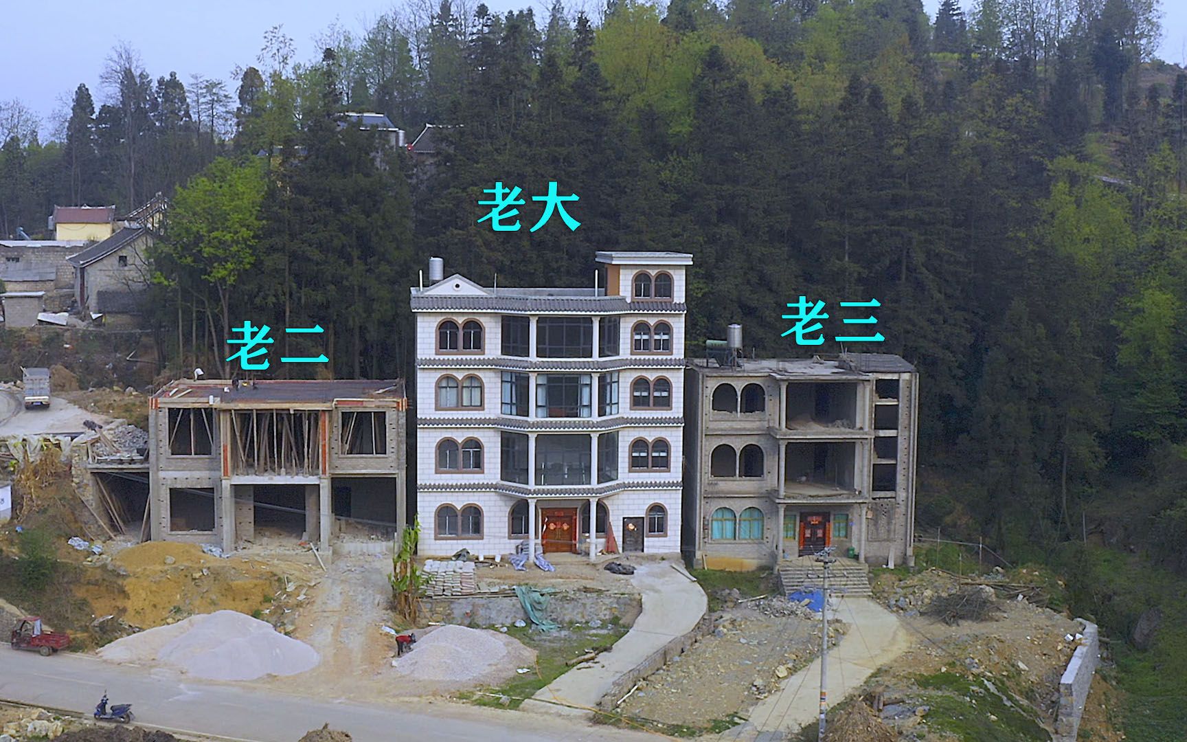 贵州一家三兄弟盖房同居山脚下,从房子看出老大地位最高