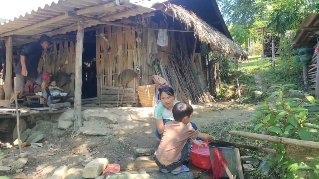 跟阿文的尼泊尔媳妇故地重游,去年阿文的坟堆已不见踪迹,好尴尬哔哩哔哩bilibili