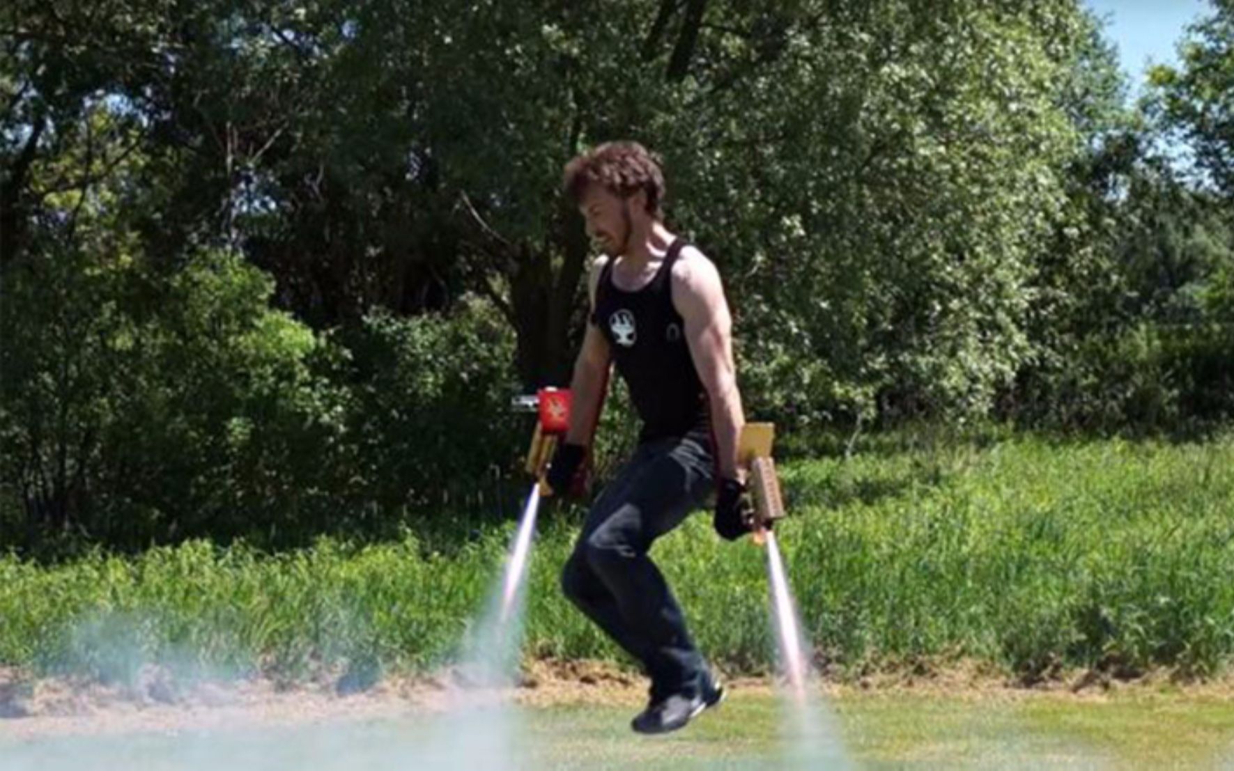 用火箭作动力,疯狂老外自制钢铁侠喷射器,一开就喷火,能飞吗?