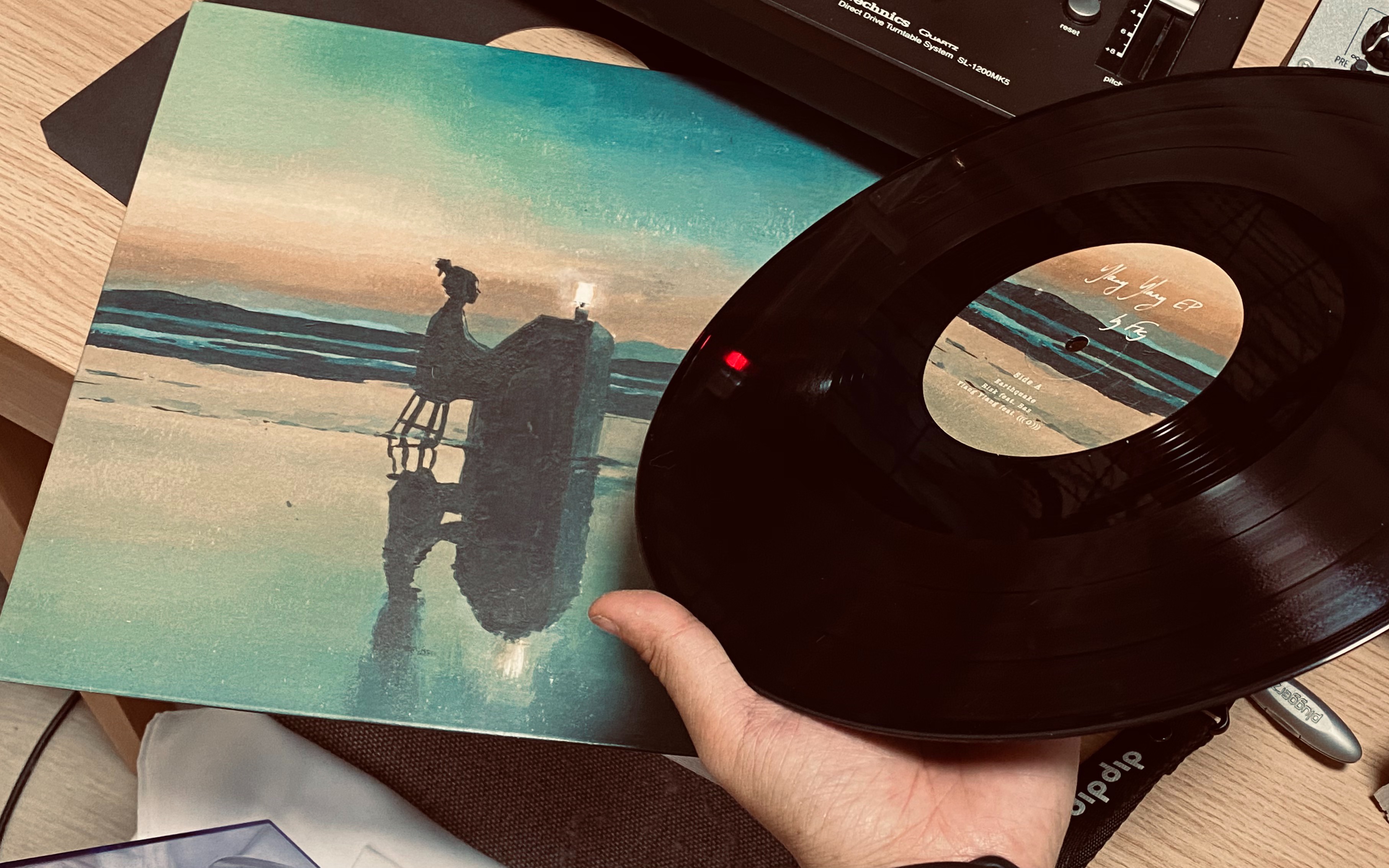 dipdip|开箱fkj最好听的一张ylang ylang十二寸黑胶|简直好听到皱眉头