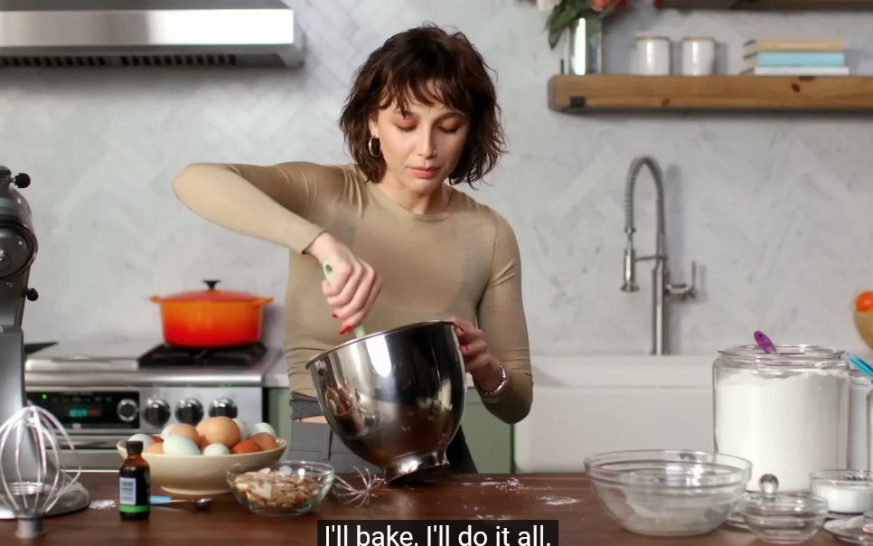 油管最火博主 emma chamberlain makes an espresso martini dessert