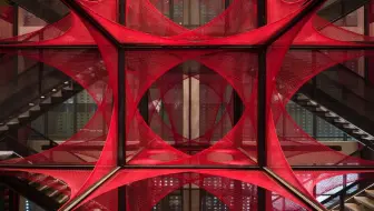 由15万米红色锦线牵拉编织而成的大型空间装置 | 中国土家织锦艺术博物馆——土家之花 | 风合睦晨
