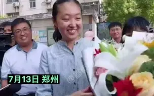 Descargar video: 都市报道【7月13日郑州，爸爸拆开女儿 清华大学录取通知书 ，笑容藏不住：“心情非常好！”】