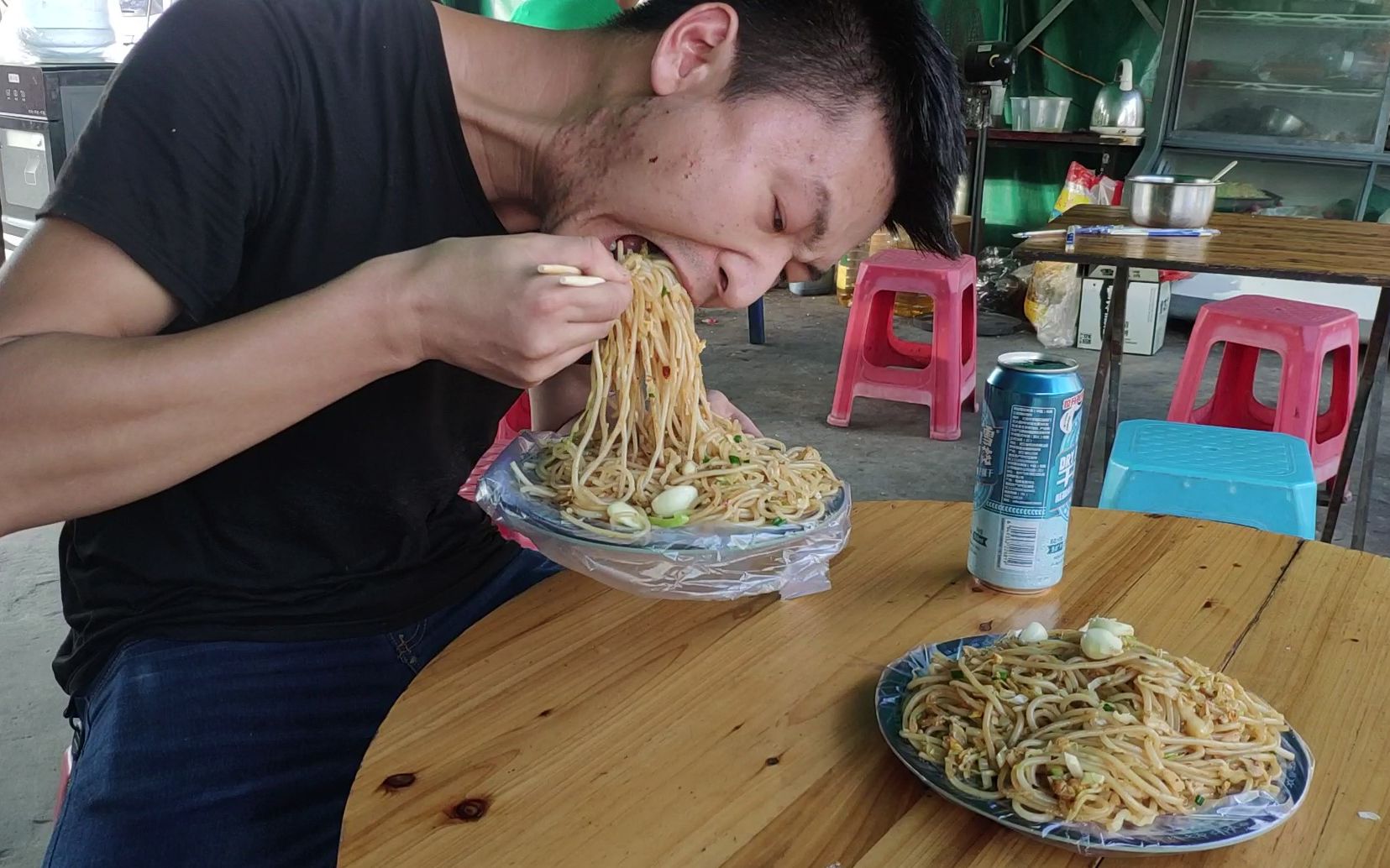 入味哥路边摊吃炒粉啤酒免费喝配上大蒜狂吃两盘狼吞虎咽太爽了看饿了