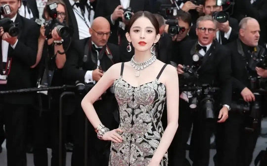 古力娜扎～性感吊带裙,绝美神颜!