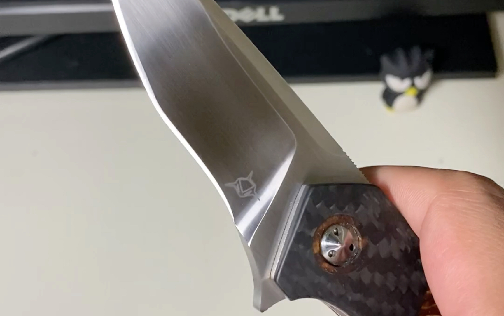 鲨鱼 刀匠手工折刀 oneoff 碳纤维加原木 手工拉丝_哔哩哔哩_bilibili