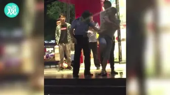 Descargar video: 湖北恩施醉酒男子当众袭警，家人拦都拦不住