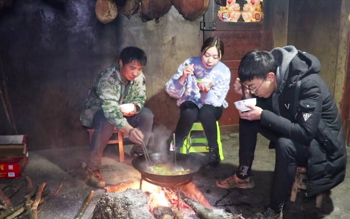 贵州农村在火塘吃饭图片