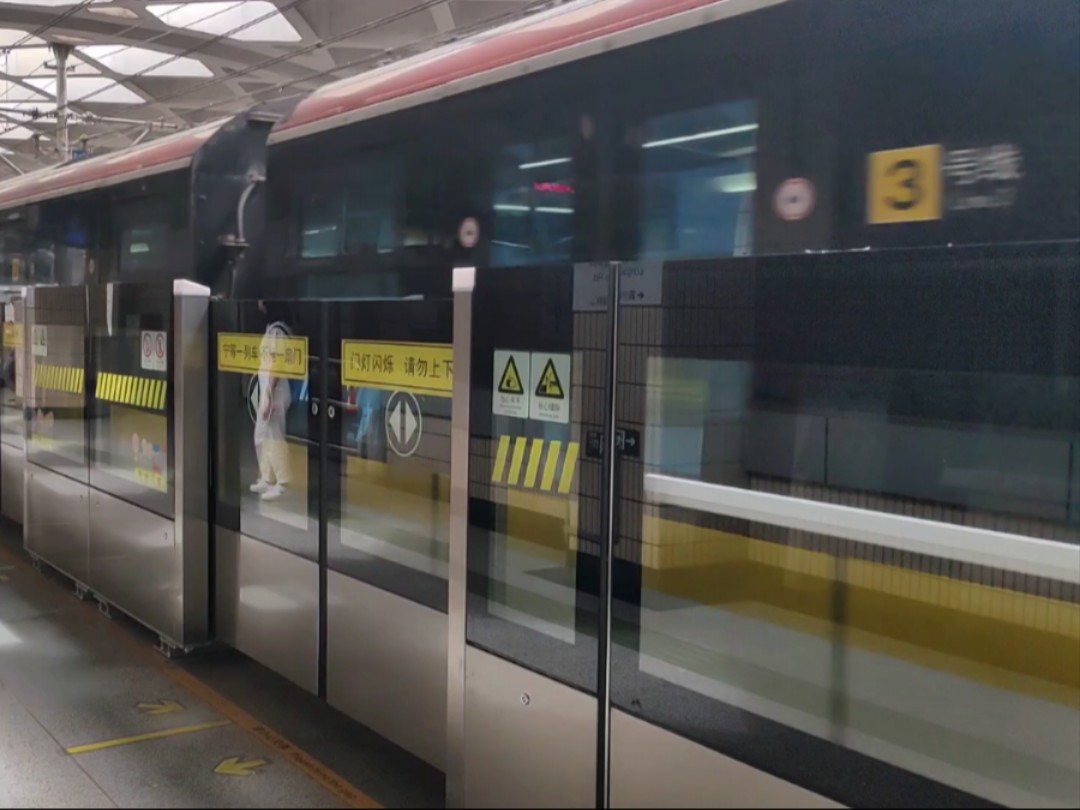 上海地铁3号线更换半高安全门 龙漕路站