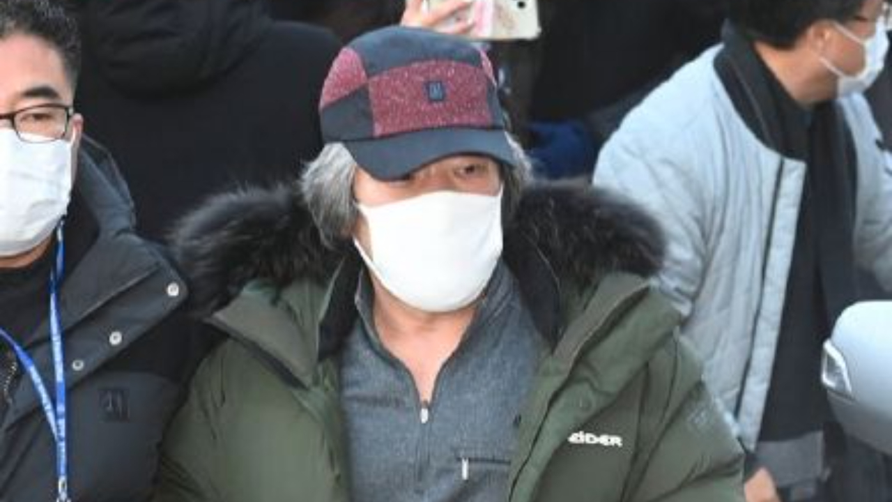 "素媛案"罪犯赵斗淳出狱 群众猛踩其乘坐车辆