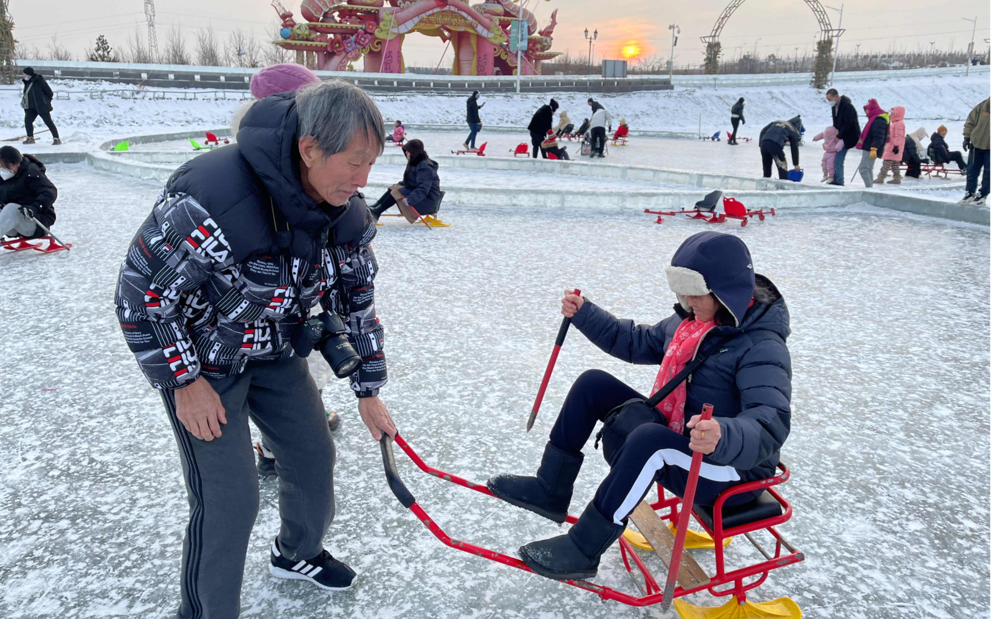 [图]长春冰雪新天地游乐设施免费，没想到爸妈会滑冰车，开心回童年