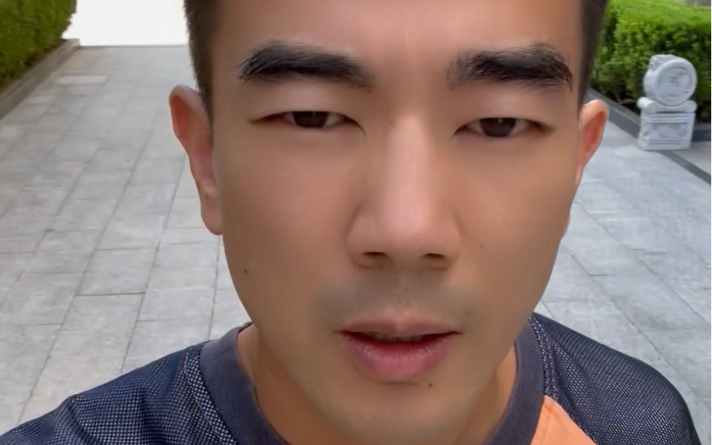 认错人你不尴尬吗?这人到底是谁?