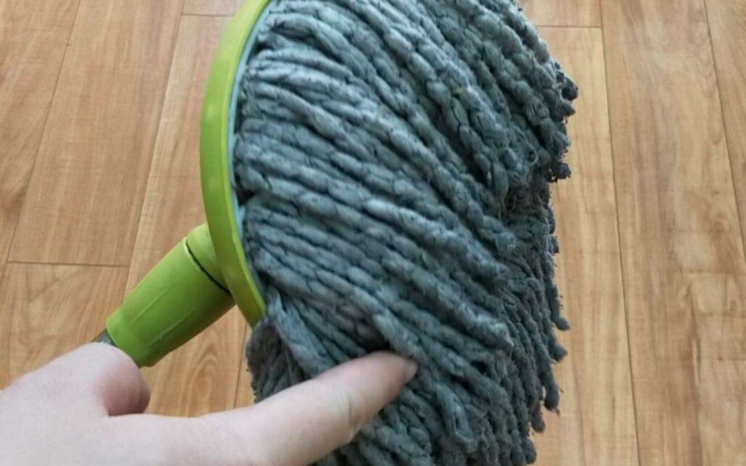 拖把太脏不用怕,用这个小方法,拖把快速恢复净白清香,很实用