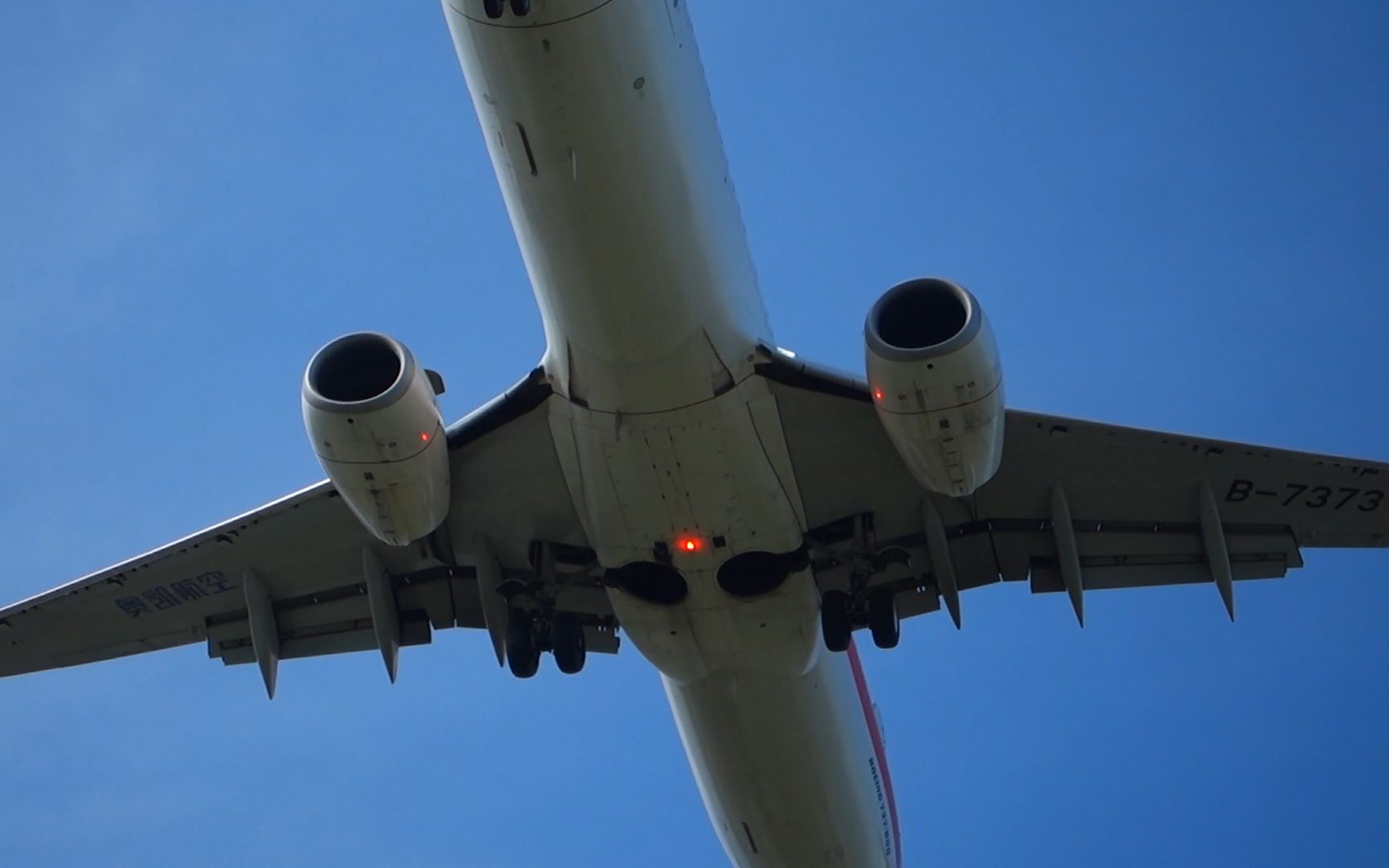 一架注册号为b7373的奥凯航空b737800降落在珠海金湾机场