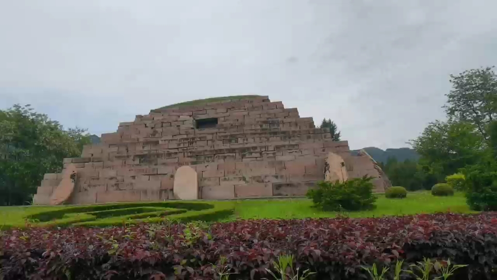 g331国道上风景(12)东方金字塔世界文化遗产集安将军坟及1号陪坟