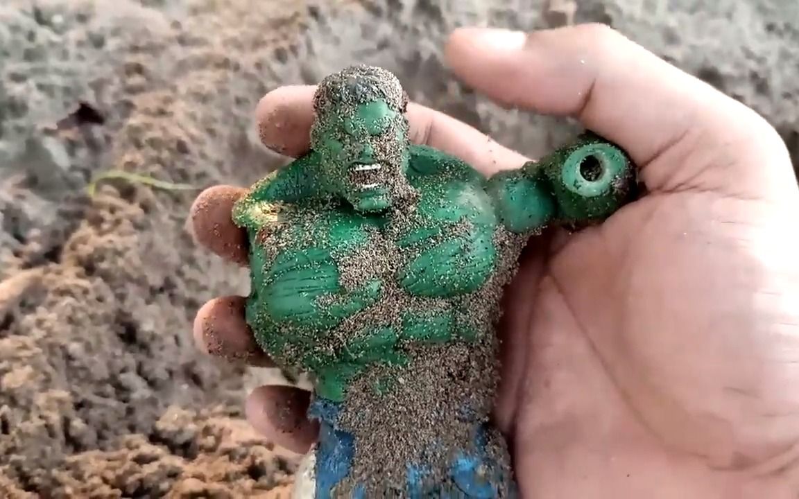 绿巨人被埋在土里,眼睛变成了红色,他是要变异了吗?