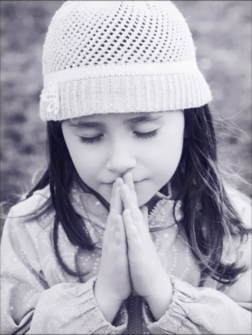 小女孩在祈祷世界和平