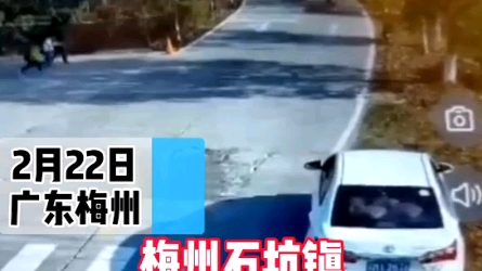 [图]小孩横穿马路，和死神擦肩而过