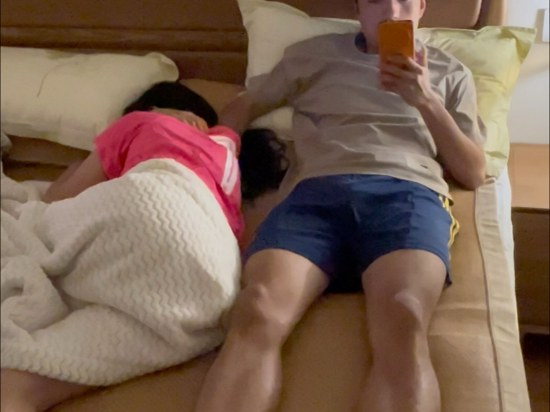 当你给女友挠痒痒 突然停止时