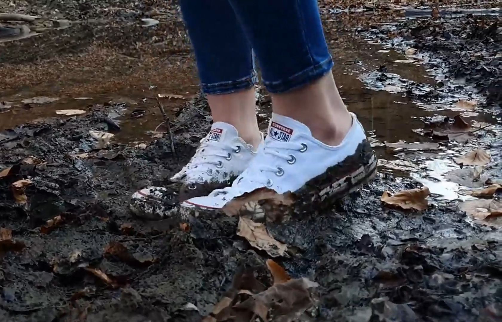 淘气女孩穿着白色帆布鞋和白袜子玩水踩泥,记录玩耍日常.