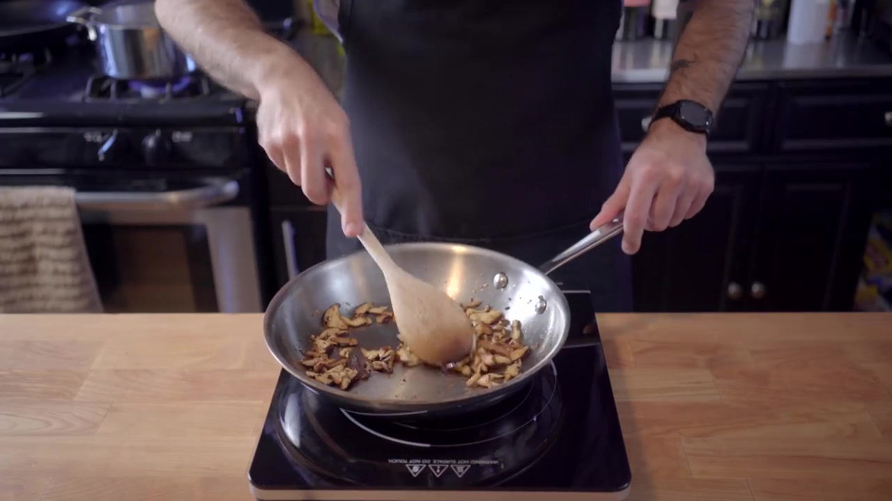 [图]Binging with Babish_ Master of None Carbonara