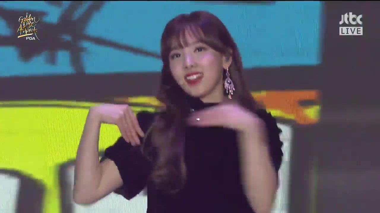 [图]金唱片，唱片部门TWICE - Intro,Signal,Likey@2018 Golden Disk Awards