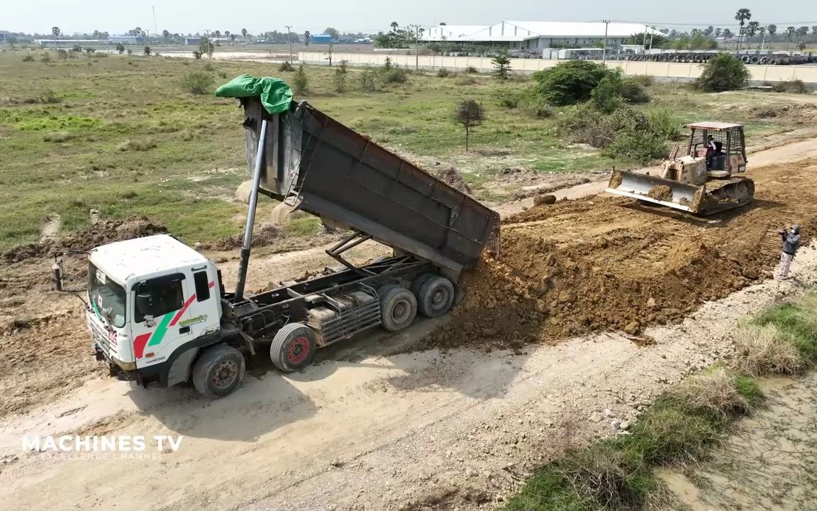 [图]优秀的顶级道路建设推土机推土技能操作员自卸卡车倾倒泥土