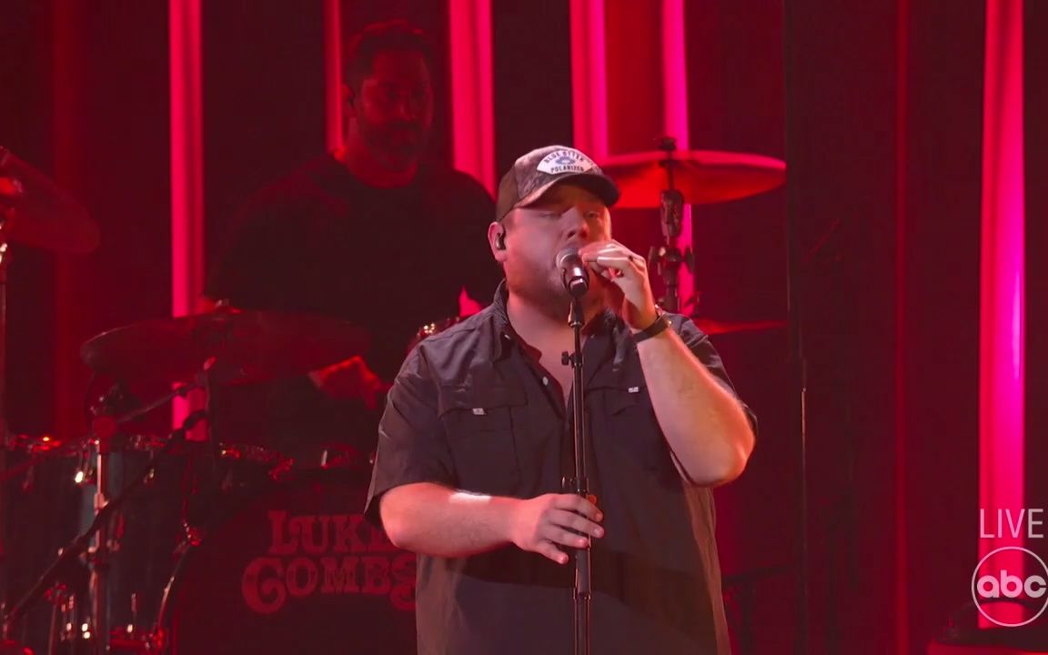 [图]Luke Combs 精彩现场《The Kind of Love We Make》(Live at CMA Awards 2022)