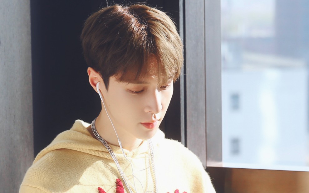 【张艺兴】圣诞又至 弹钢琴的兴兴好帅啊