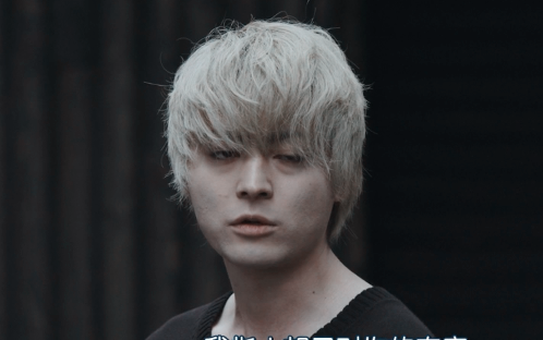 芹泽多门穷:谁曾料到曾经的"万兽之王"竟沦为夜总会小哥?