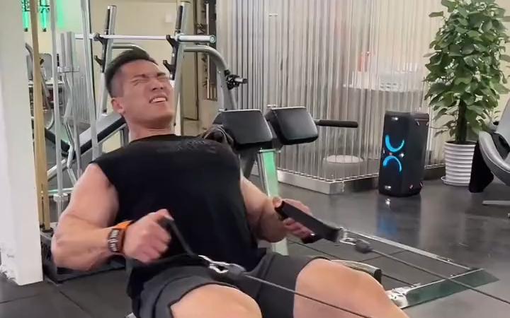 雷英琪健身突发意外,以后记得带头盔