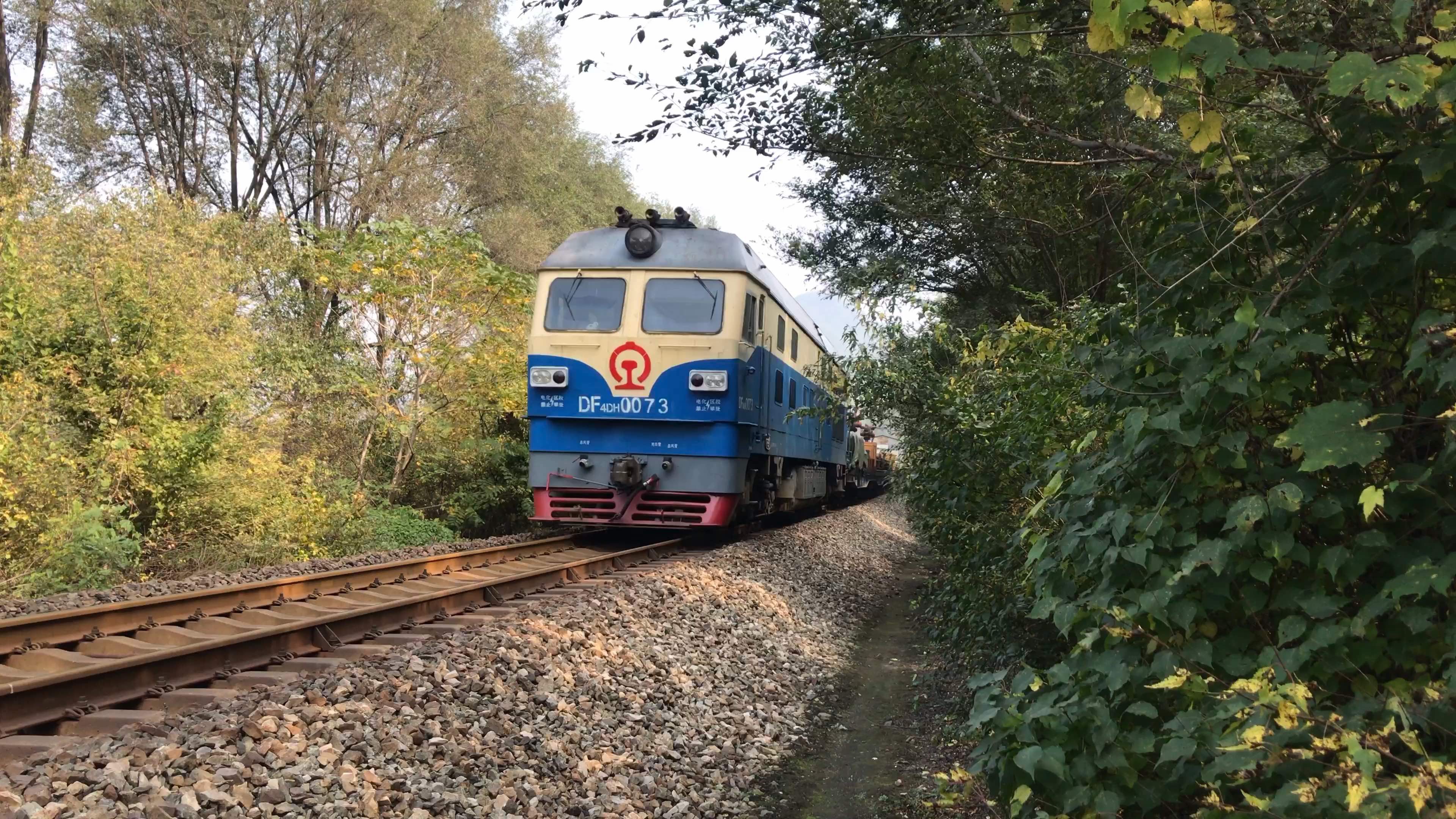 沈丹线沈局锦段df4d 0073牵引短钢轨运输车金鹰轨道车57016通过_哔哩