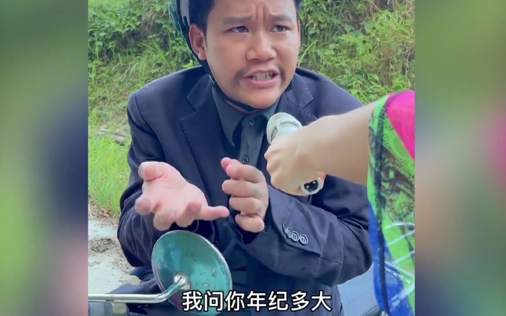 广西疯狂摩的佬颠小志:年轻版的赵本山,滑稽搞笑还越拉越穷!