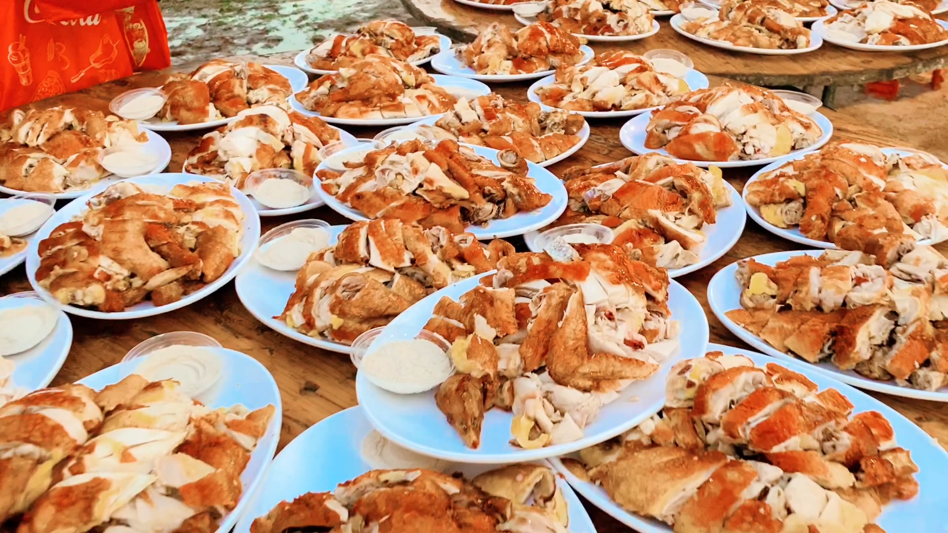 湛江吴川农村年例真豪气,一次酒席用掉500只鸡,厨师们砍到手软