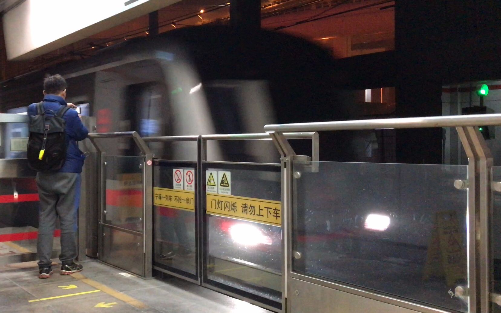 上海地铁一号线列车【01a06型】锦江乐园站进站_哔哩哔哩 (゜-゜)つロ
