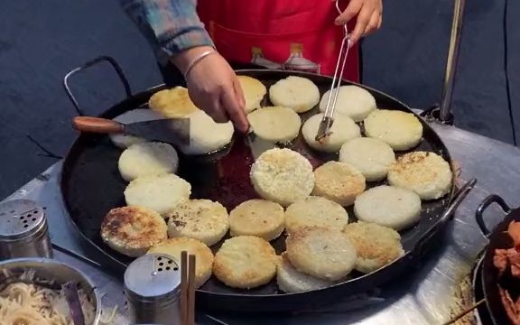 【美食】_街头偶遇的糯米汉堡,没想到居然还挺好吃!