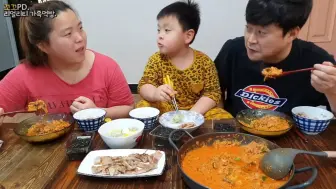 [可可PD家庭]真正的家庭吃播:) 超辣泡菜豆腐炖肉、五花肉和饺子汤