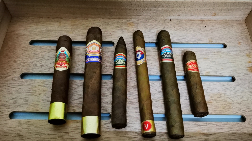 国产雪茄拼盘,黄鹤楼雪之梦,长城,泰山,王冠.